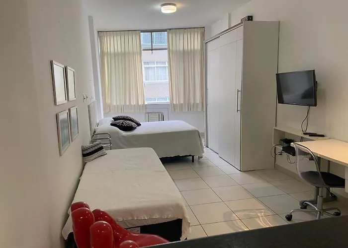 Apt Copacabana quadra da praia 804